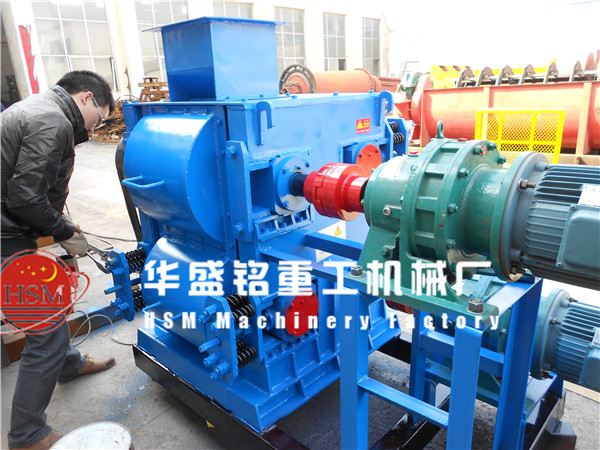 供應(yīng)讓四輥破碎機現(xiàn)場錘頭延長使用壽命的小