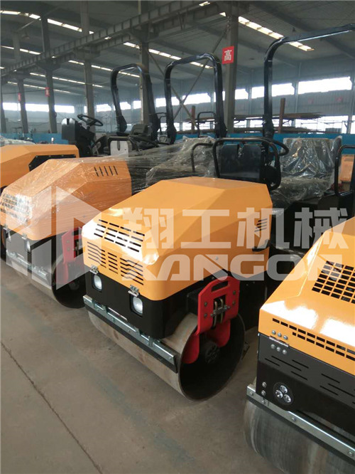 供應(yīng)2噸振動(dòng)壓路機(jī)