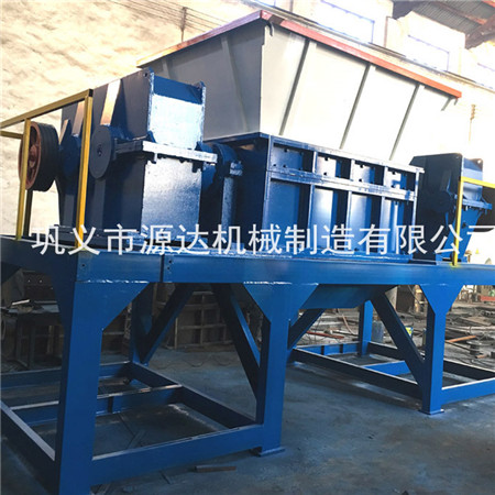 供應(yīng)木材撕碎機(jī)為企業(yè)省去更多的人力hgb
