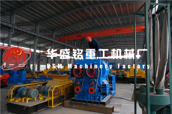 供應(yīng)每小時產(chǎn)量40噸流動式大型四齒輥破碎