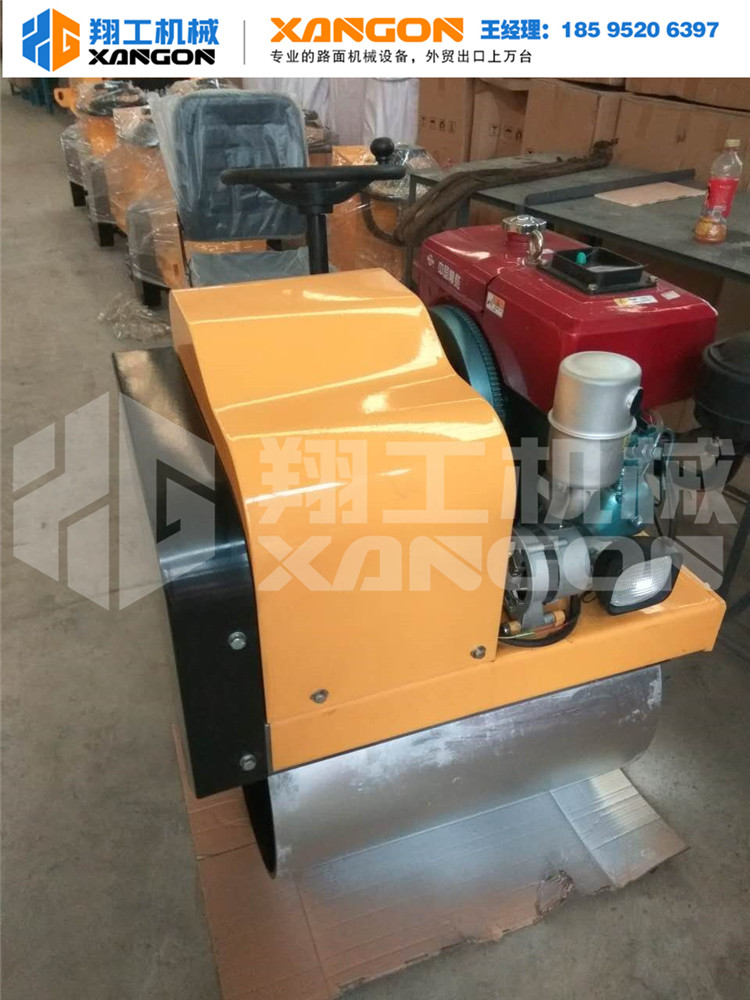 座駕850的壓路機(jī)